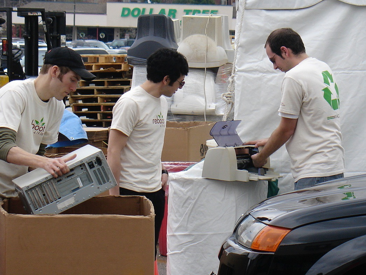 Event - Reboot - Macspecialist staff assisting the community
