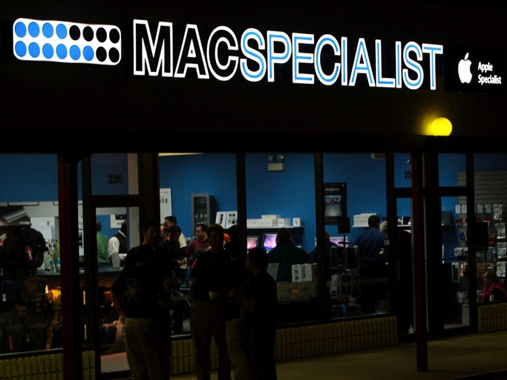 MacSpecialist _ Apple Specialist _ Villa Park IL _ Storefront Night
