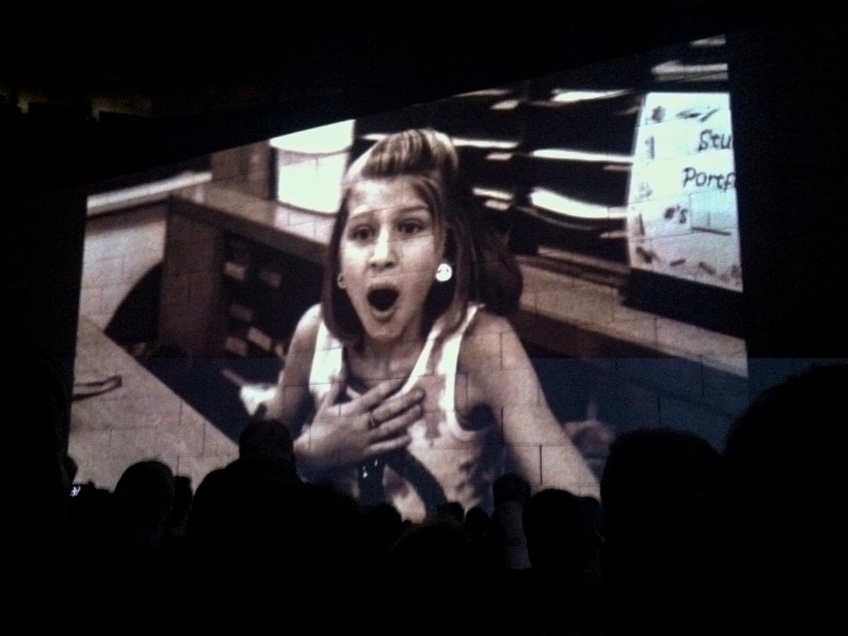 Roger Waters - The Wall - Soldier surprises daughter